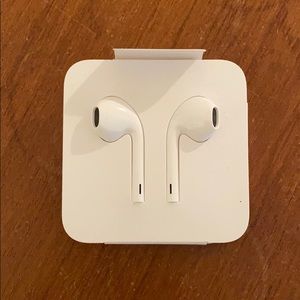 Apple EarPods (Wired Headphones)